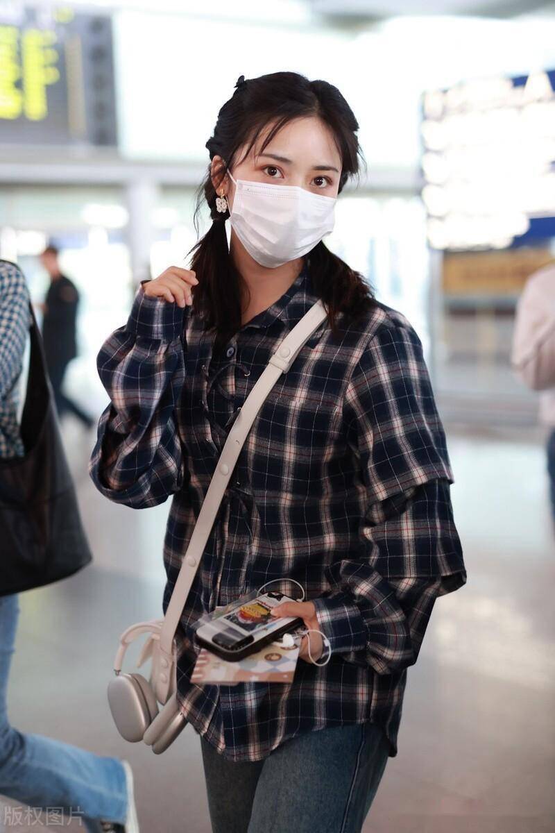 街拍:沈月格纹衬衫 牛仔裤 运动鞋 斜挎包随性休闲_北京_机场