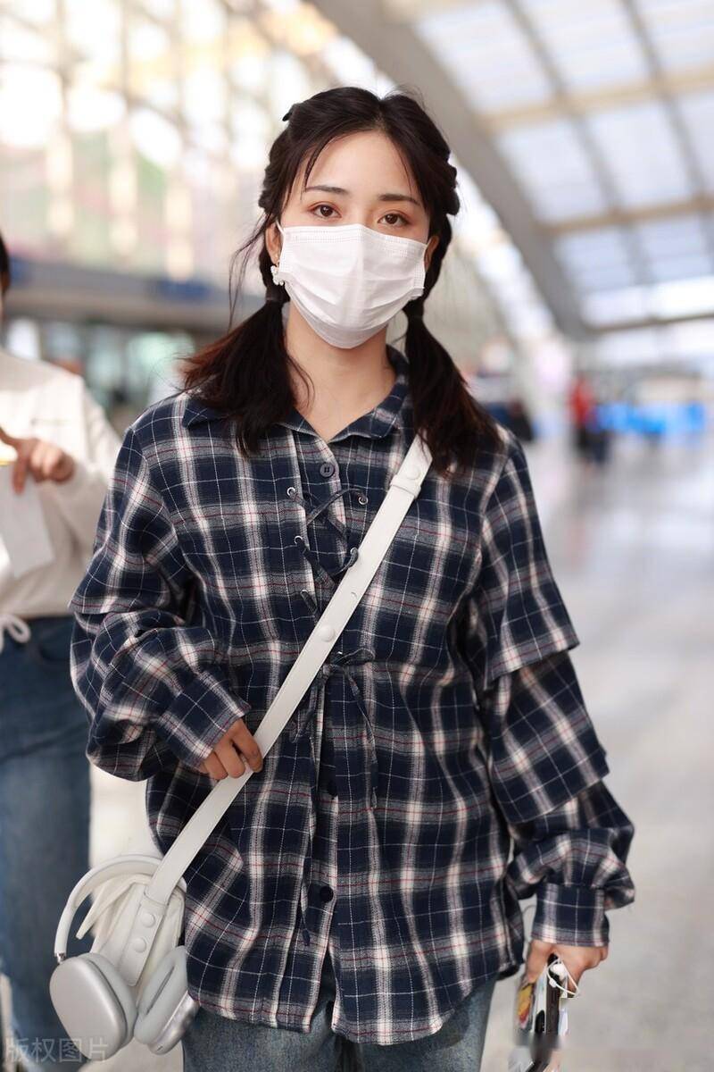 街拍:沈月格纹衬衫 牛仔裤 运动鞋 斜挎包随性休闲_北京_机场