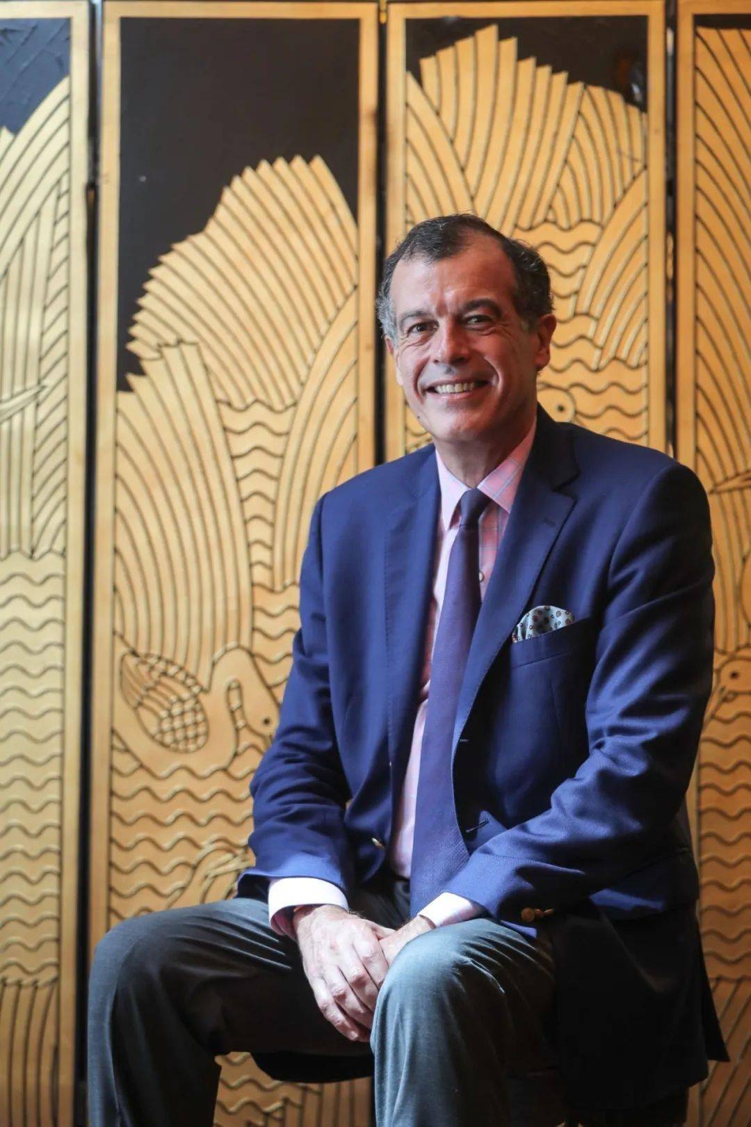 后来娶了法国女演员克里欧·戈德史密斯(clio goldsmith),他2014年在