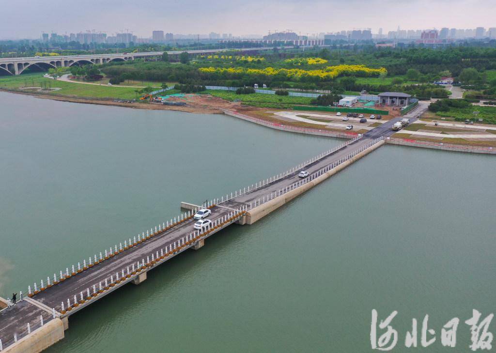 5月5日拍摄的石家庄市滹沱河5号水面1号溢流堰.