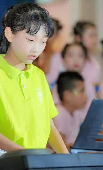 四10班 手势舞蹈——《追忆》舞蹈串烧:《芳华》《小兰花》《桃花笑》