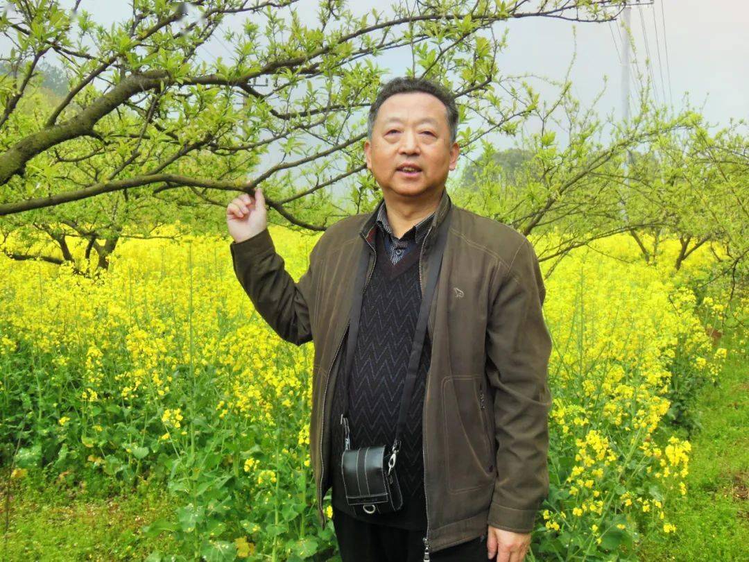 军队转业干部.原就职于枞阳县水利局.现退休在家颐养天年