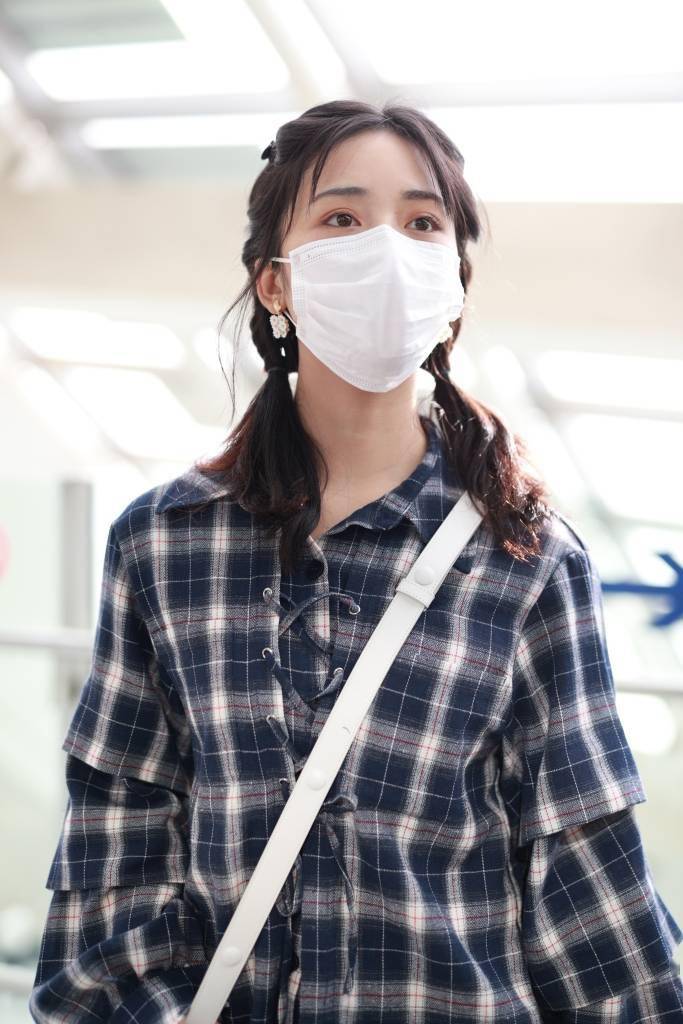 沈月双马尾造型搭配格子衬衫 挎白色挎包秒变清纯学妹_必备_休闲