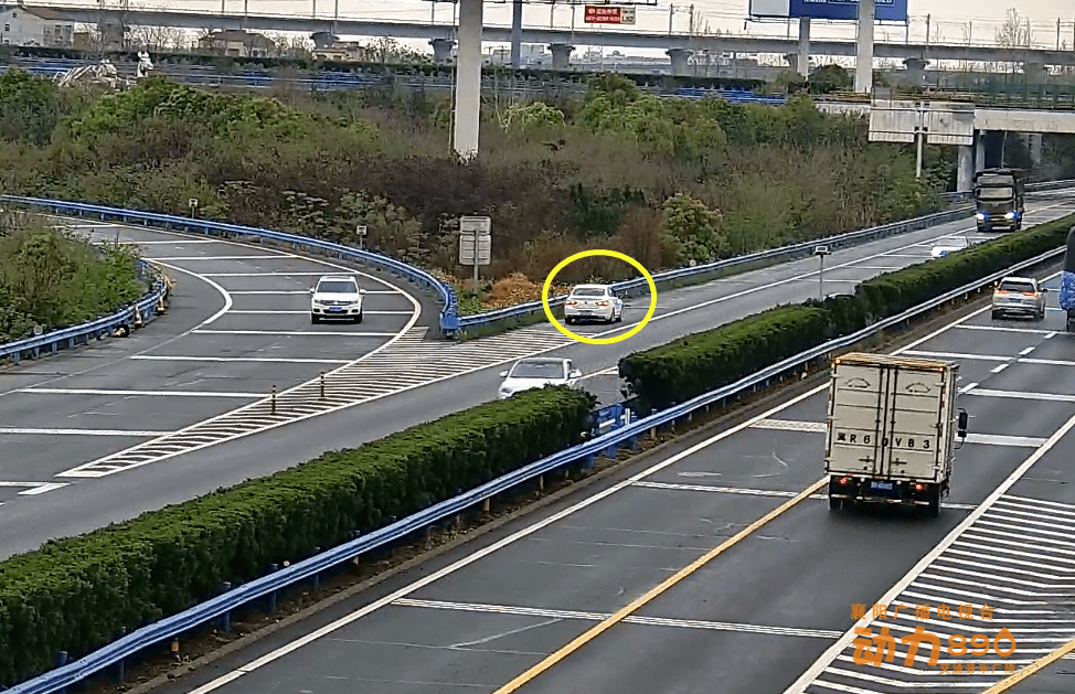 准备拐往十堰方向却走错路口,他在高速倒车,逆行一公里!