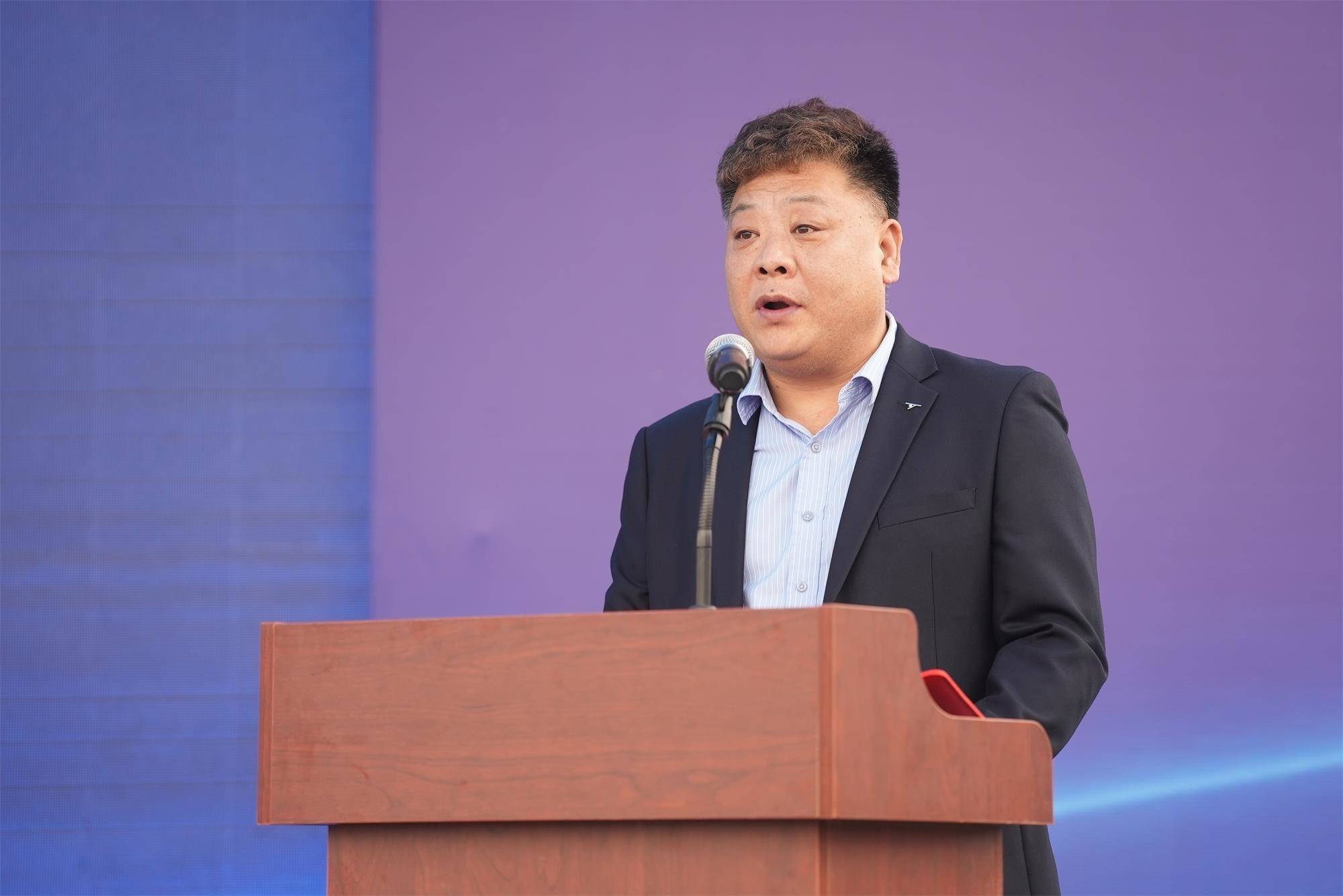 常务副市长侯文主持市委副书记,市长陈爱林讲话市委书记朱洪武宣布