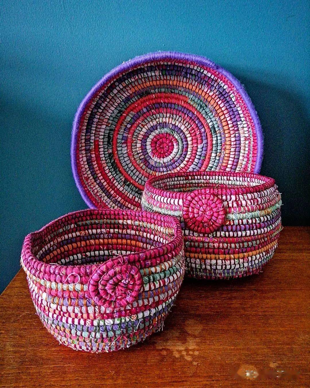 布条编织收纳篮diy把家里的旧t恤旧衣服剪成了布条,绕在棉绳上,穿上