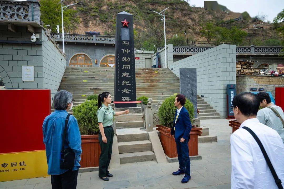 早在抗战时期,中共绥德地委通过开展"村村学习郝家桥,人人学习刘玉厚"