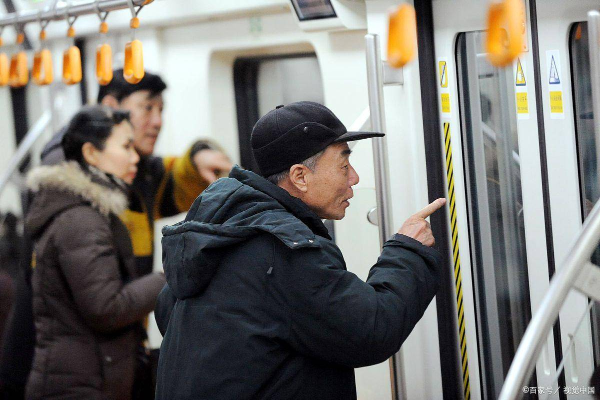 北京一大爷地铁和情侣发生争执,怒怼年轻人:到北京要守规格_视频_网友