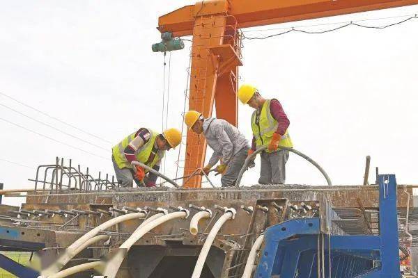 5月8日,在凤台至毛集快速通道新建工程施工现场,工人们正在加紧施工中