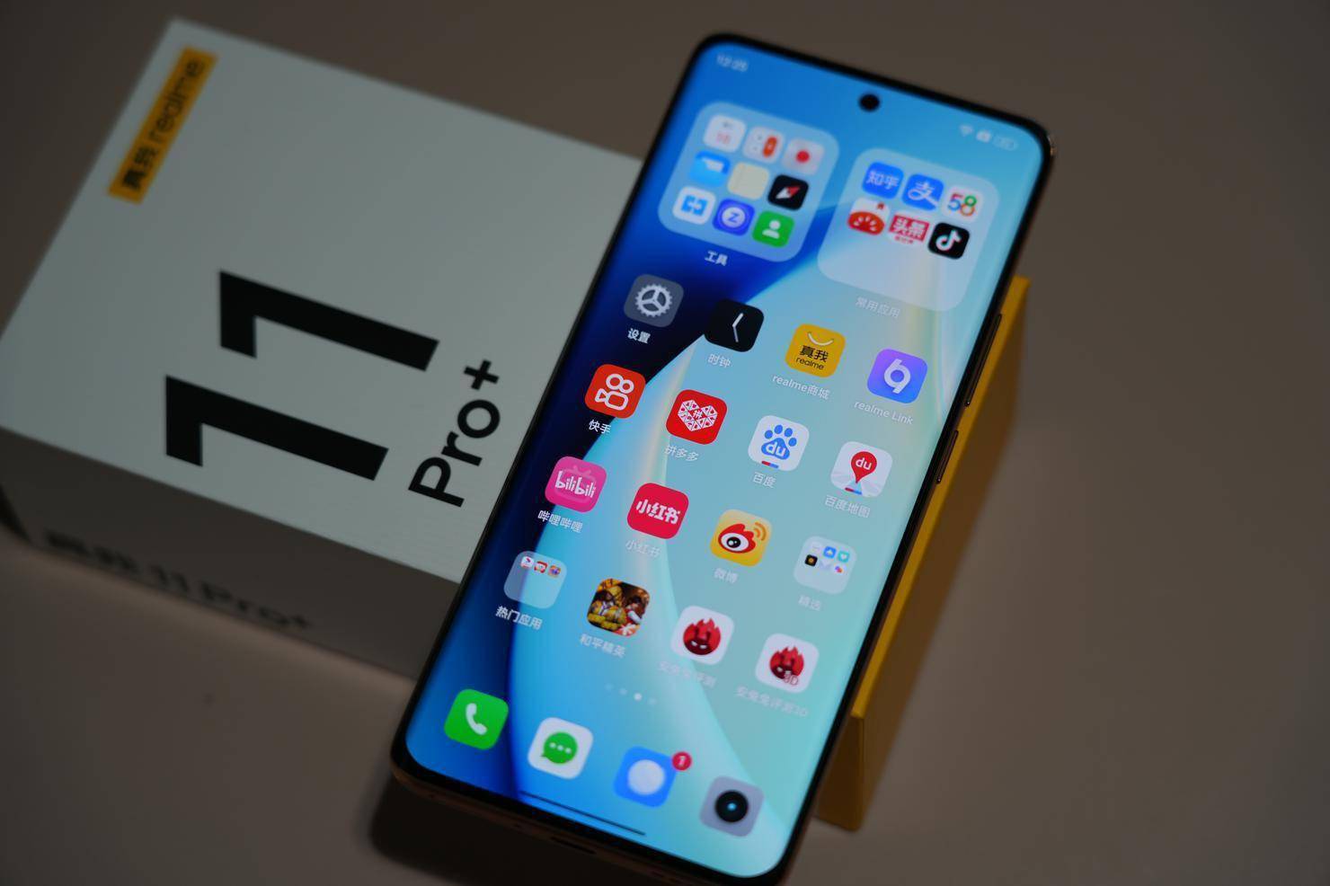 7英寸的双曲面屏幕,具体的参数信息为支持2160hz pwm 高频调光,2.