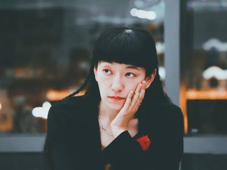 张天翼:这件事天知地知,我知树知_女人_镜子_中篇小说