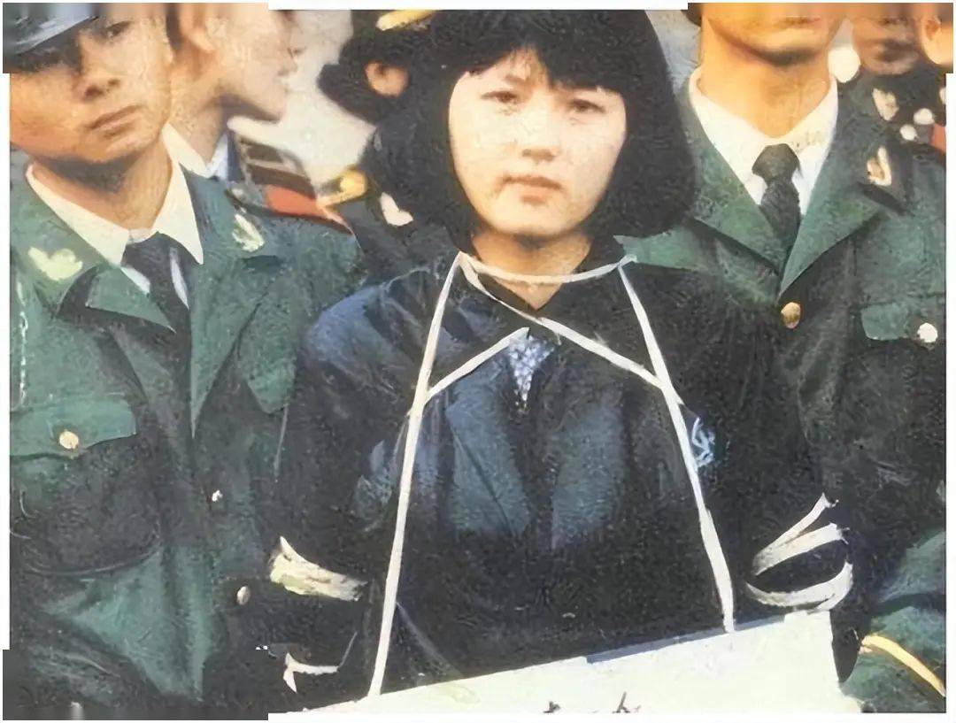 "最美死刑犯"任雪:穿着露脐装上路,被枪决前,她突然张开了嘴_工作_父