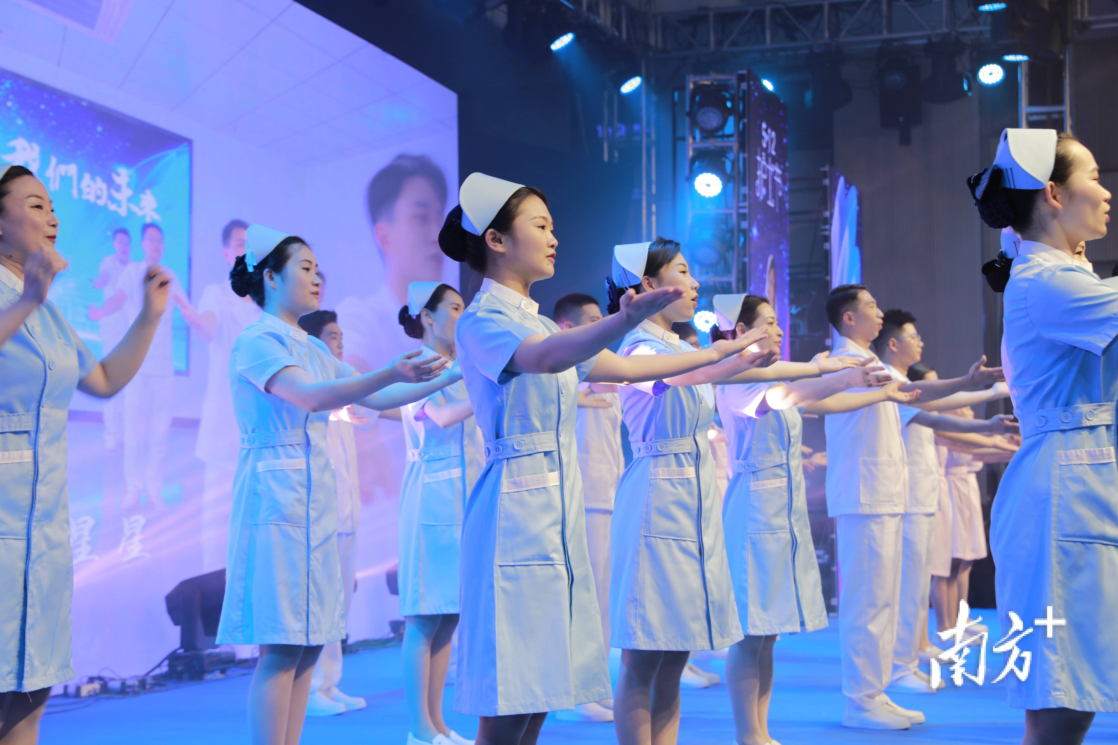 的文艺汇演在歌舞表演《早安护士》中拉开帷幕,大合唱,诗朗诵,舞蹈