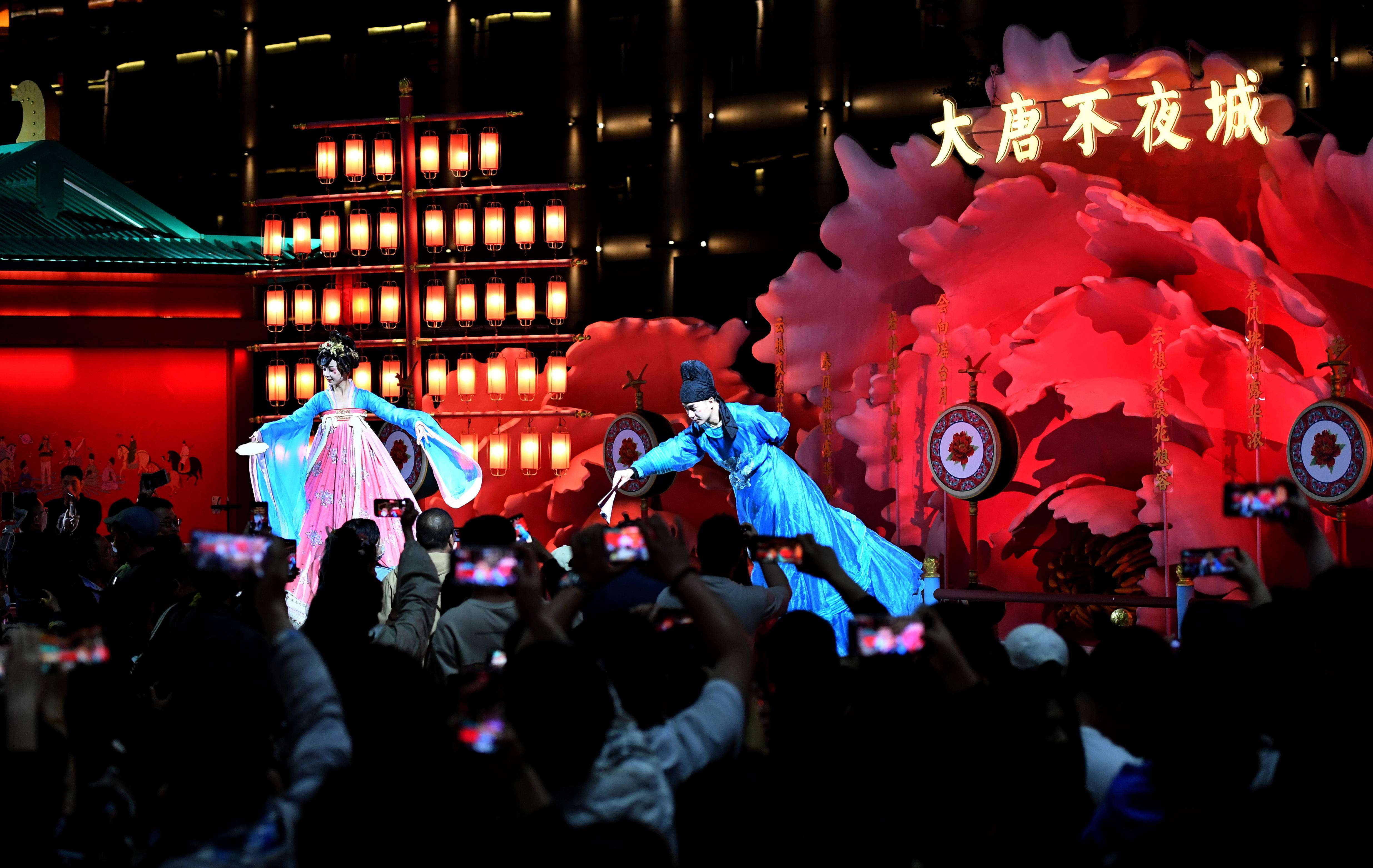 (新华全媒 )打卡古都西安的文化地标——大唐不夜城_邹竞_刘潇_游客