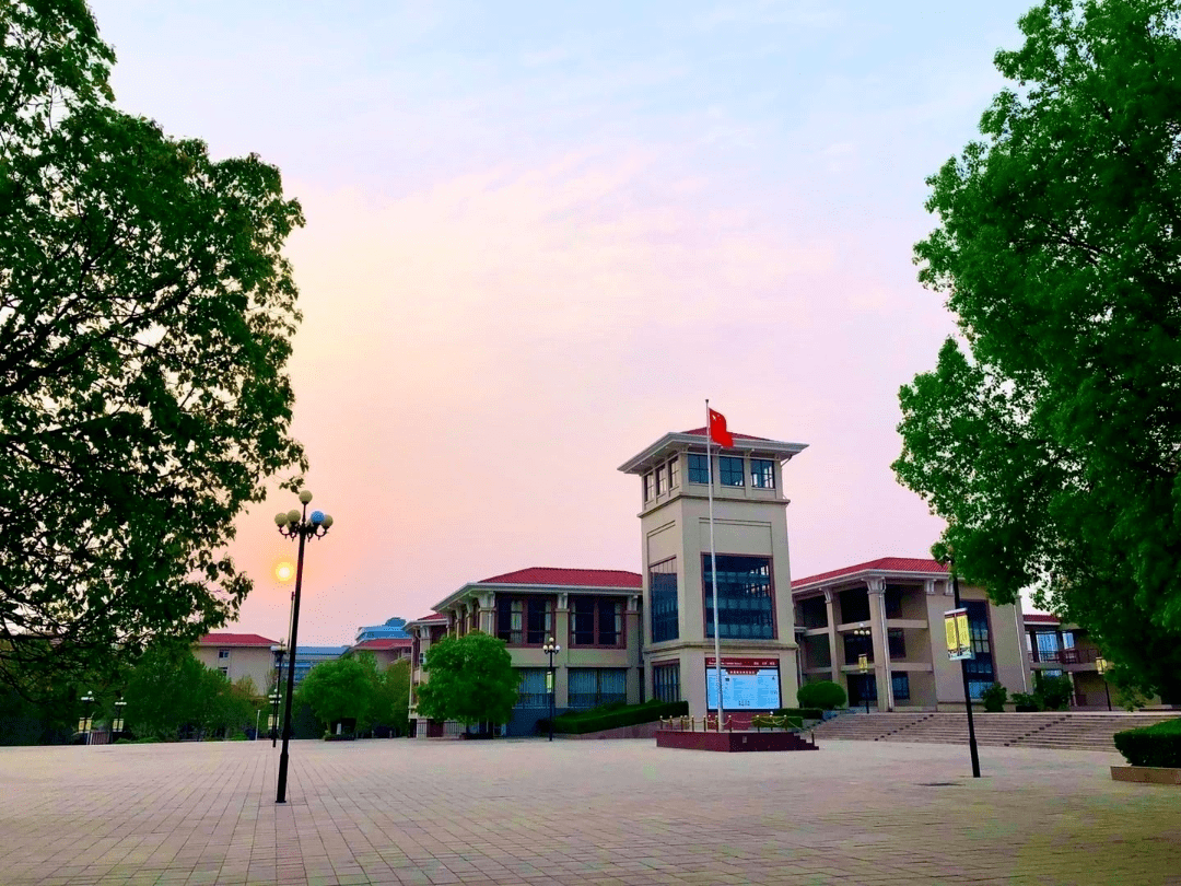 学校智慧大脑每个教室后面都有一个班主任办公室植物园学生宿舍学生