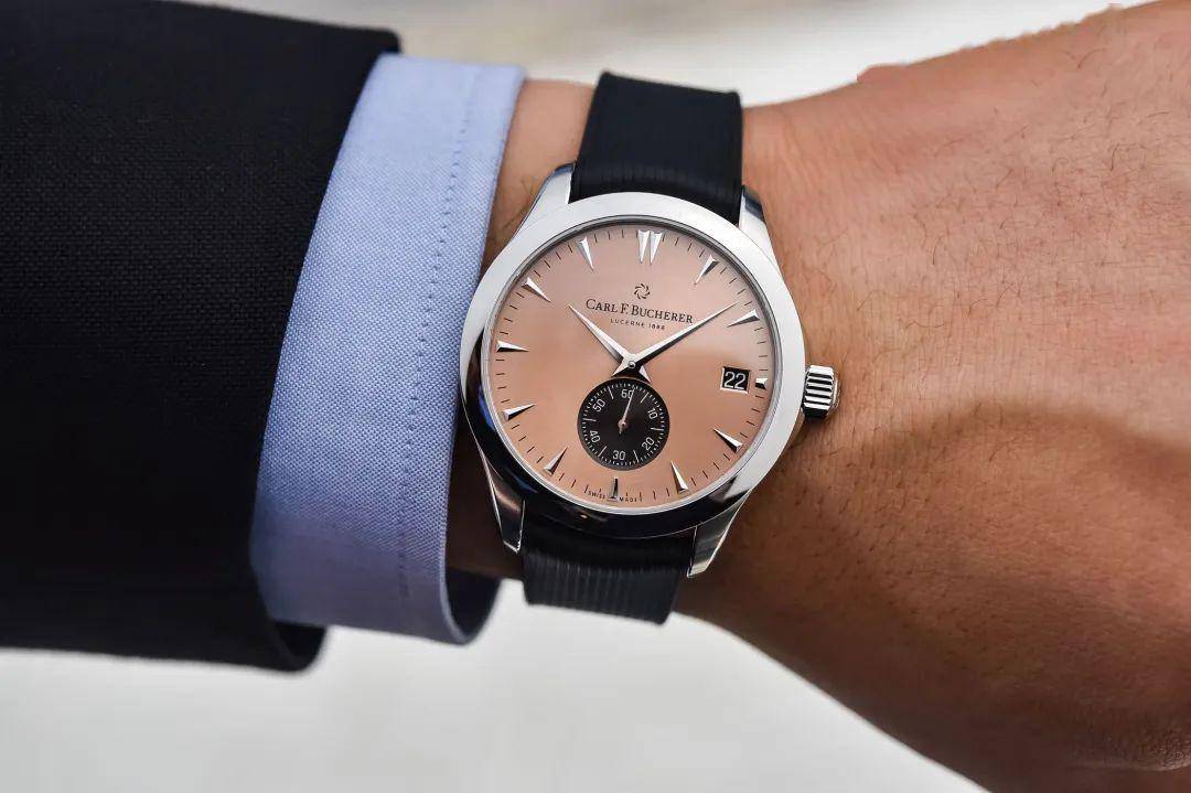 4种尺寸中34,38毫米采用的是相同的t601机芯,28毫米是更小的t201机芯