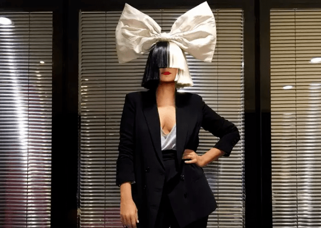 她就是澳大利亚流行乐女歌手,词曲作者希雅·富勒(sia furler).