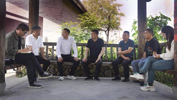 休宁县齐云山镇党委书记程银根所在的下南山村,曾经是个濒临消失的古