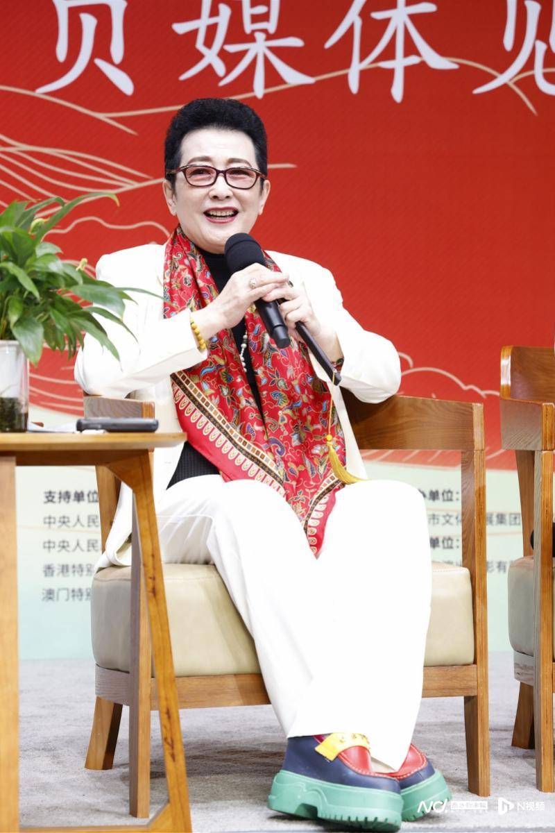 演员,二度梅花奖(榜首)获奖者,《荒唐宝玉》总导演白淑贤介绍了龙江剧