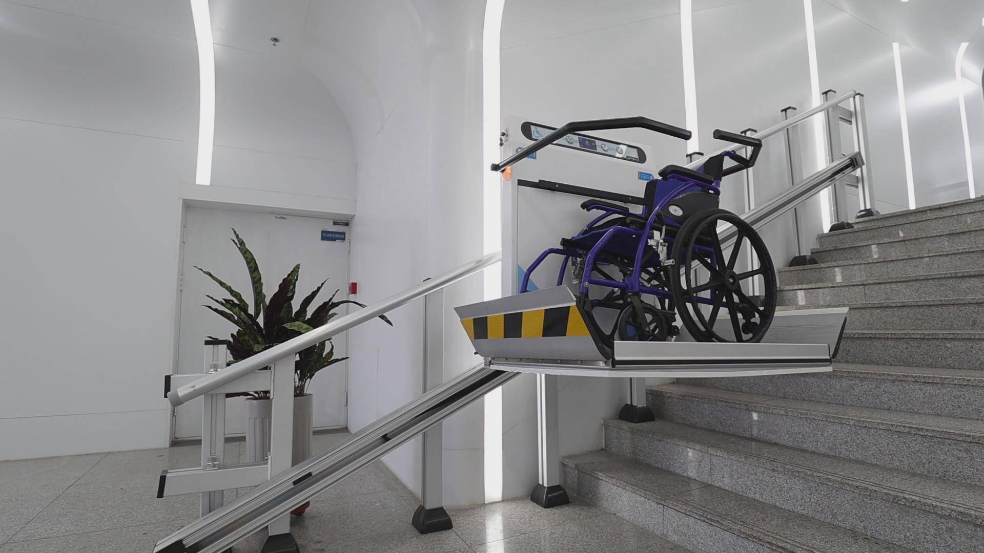 近日,大连机场到达通道无障碍升降平台投入使用,轮椅旅客可在工作人员