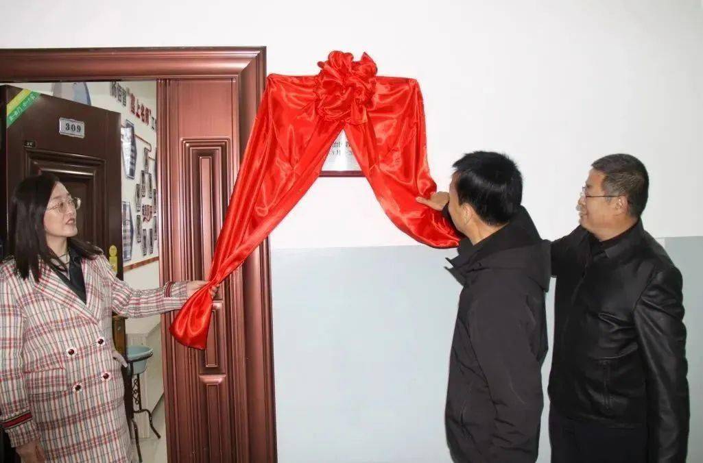 固原二中举行自治区中小学名校长何成江工作室,名师杨佰智工作室揭牌