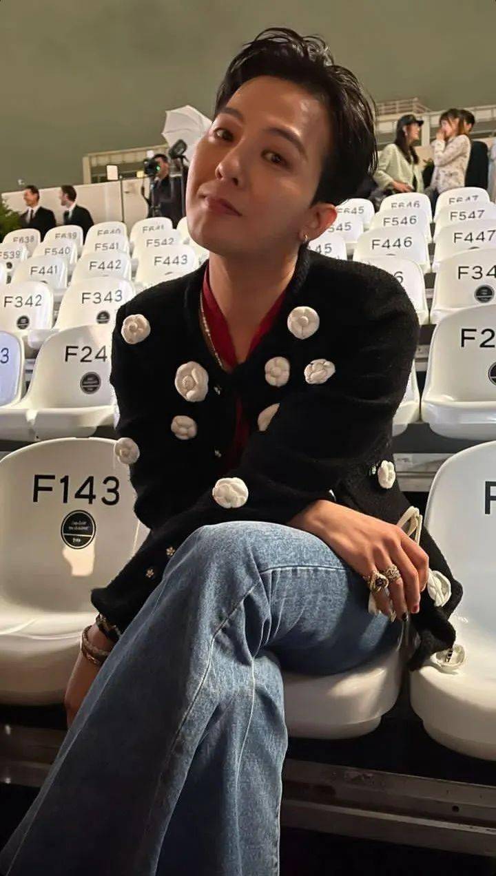 来了!权志龙出席香奈儿时装秀现场图