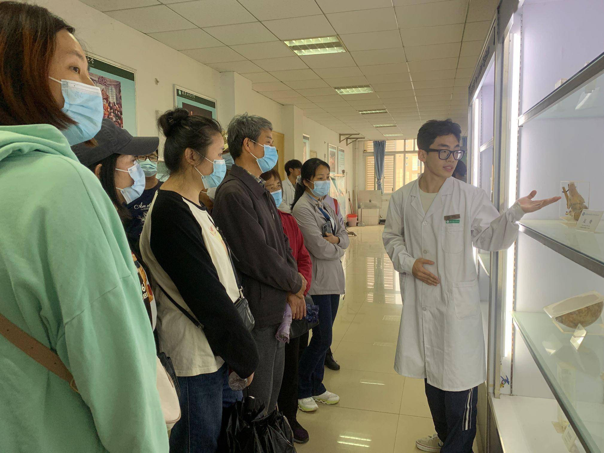 人体器官标本,是学校解剖实验室历年的心血,不仅为医学院教学提供了强