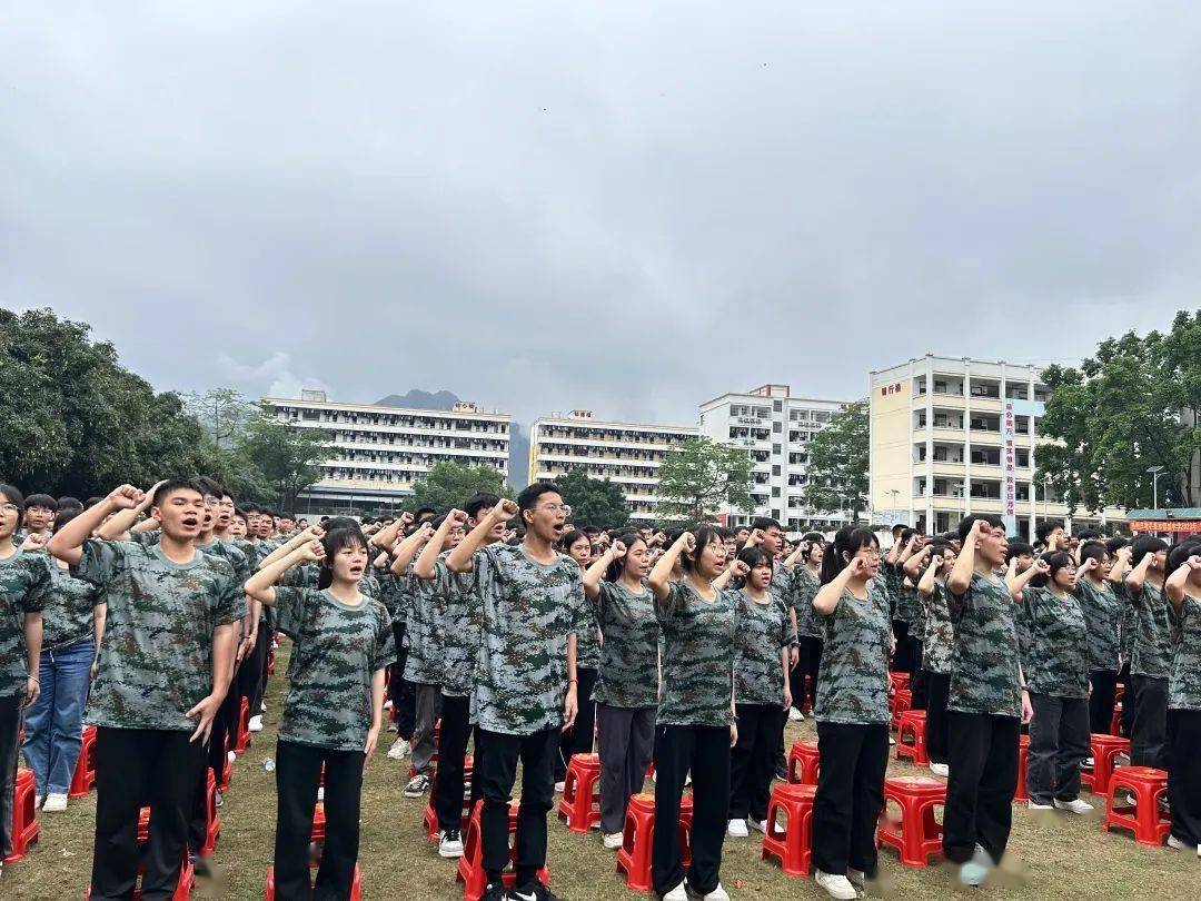 "全国中小学国防教育示范校"授牌仪式在平果市铝城中学田径场举行