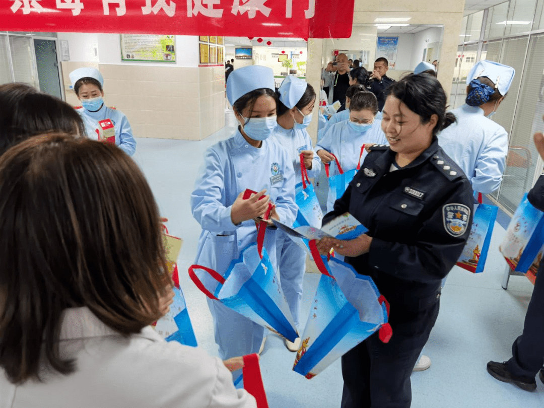 5月12日,商都县禁毒办来到了商都县医院参加了以"白衣天使在身边 禁毒