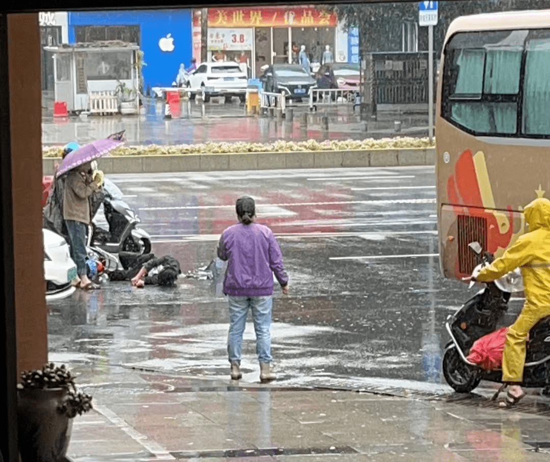 突发!北海一路口发生车祸,电瓶车车主被救护车救走