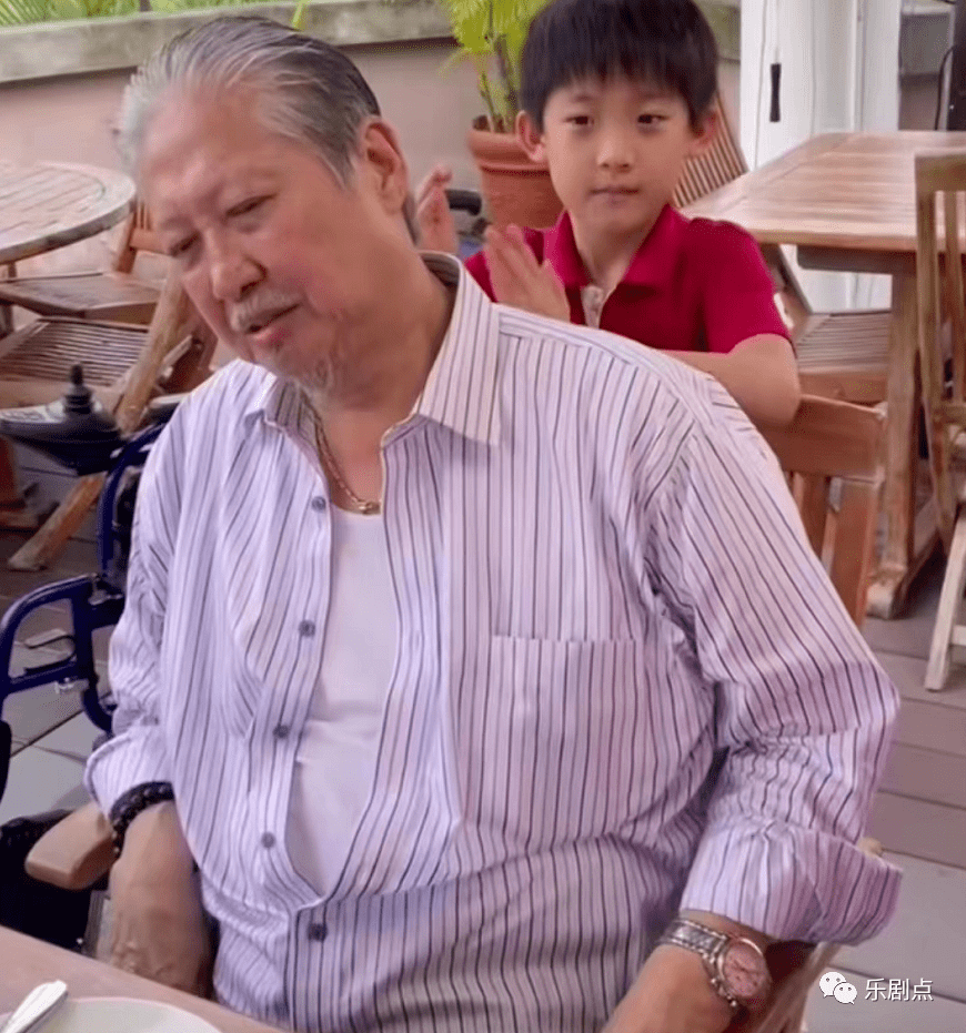 洪金宝闭眼享受孙子按摩!