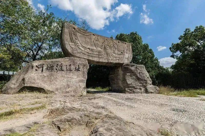 河姆渡遺址是中國南方早期新石器時代遺址,在中華民族遠古文化的形成