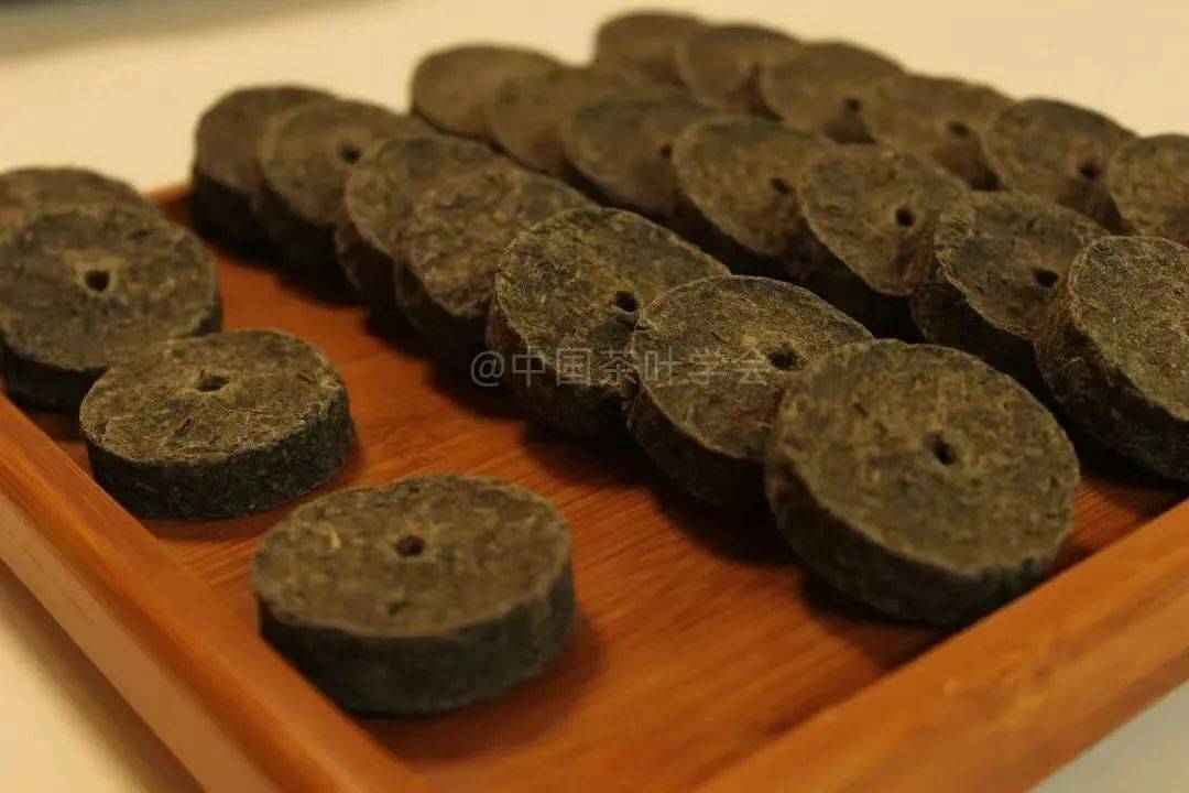 "紫笋茶古法蒸青和制作茶饼的过程,与《茶经》中的记载一致,经过精挑