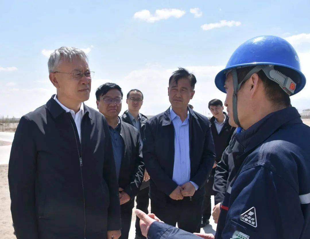 5月11日,酒泉市委副书记,市长唐培宏在玉门东建材化工工业园区调研