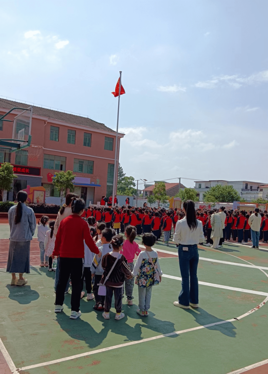 永新县龙门镇中心小学举行"参观小学初体验,幼小衔接促成长!