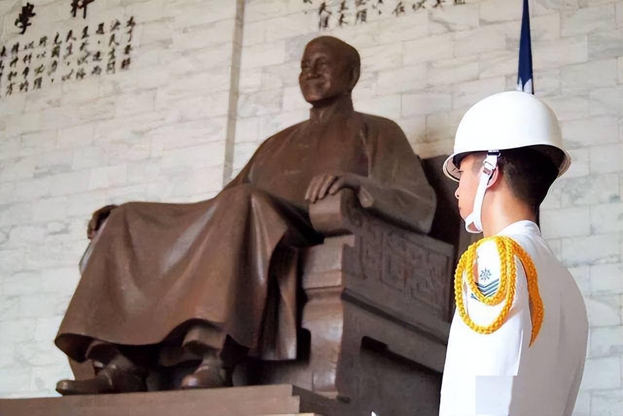 郑丽君:继改教材,拆铜像后,再放狠话,被台湾女艺人当众扇巴掌_蒋介石