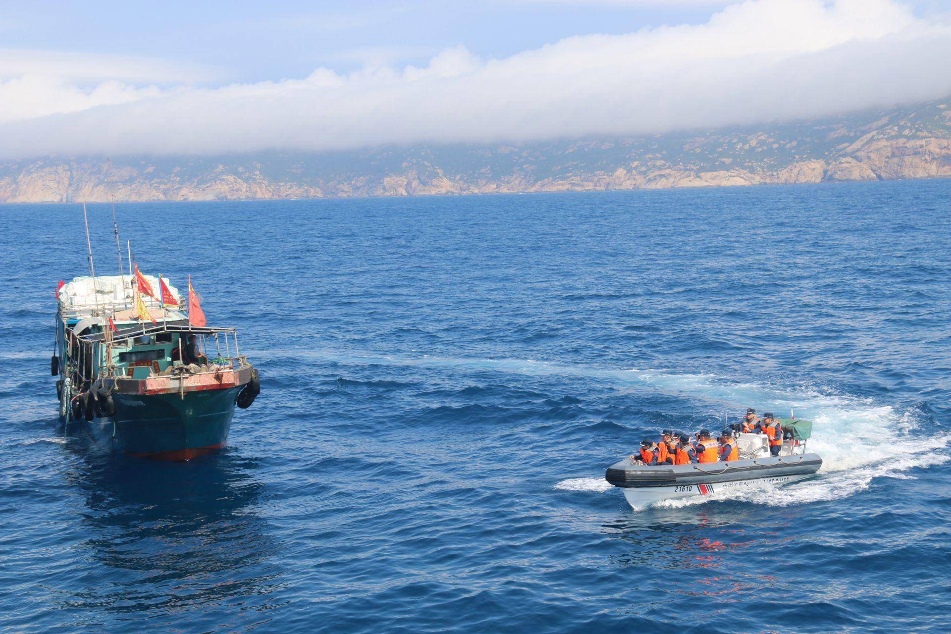 伏季休渔期来了!深圳开展联合执法并公布举报电话_检查_渔船_渔业