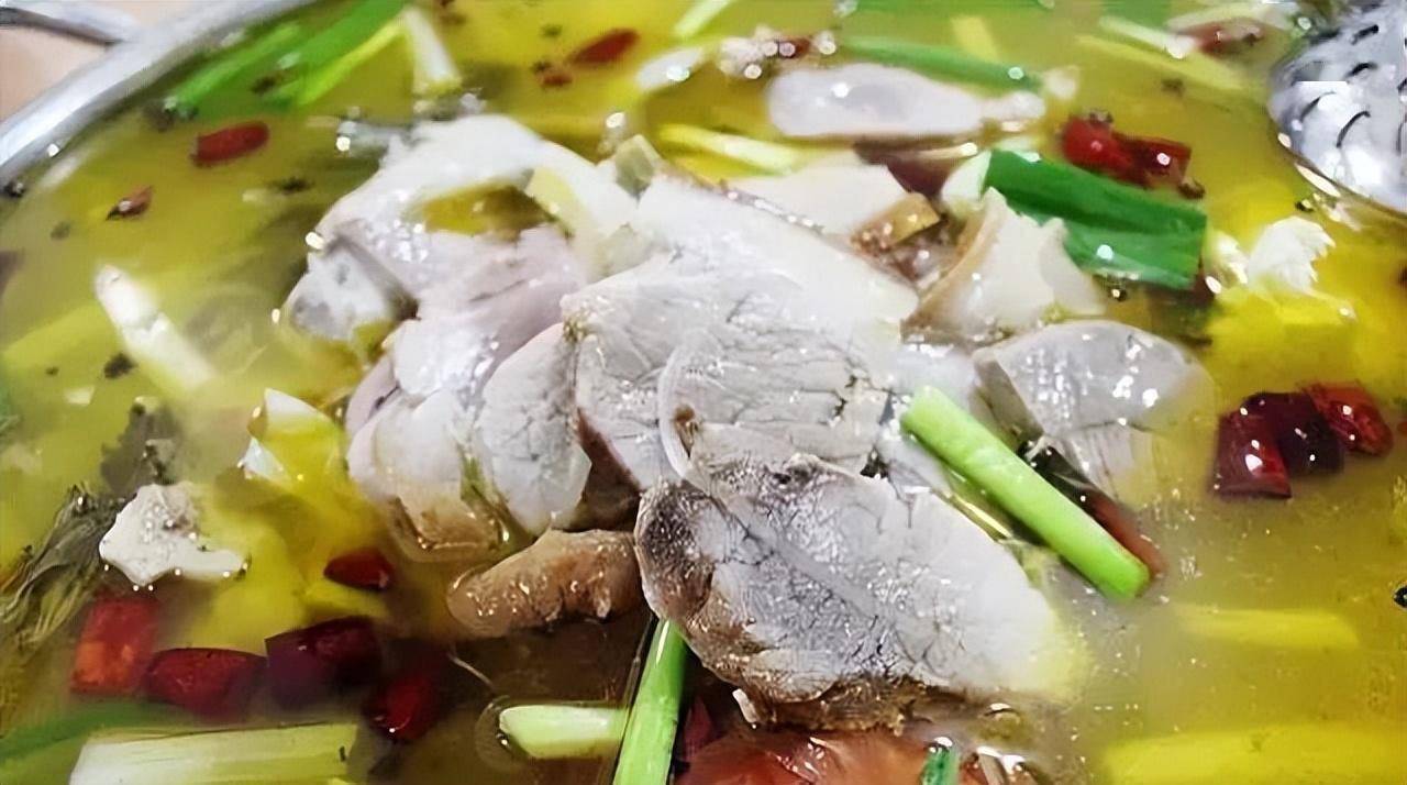 富源酸菜猪脚曲靖当地农家风味的五花肉黑皮子,其色泽棕红发亮,味道肥