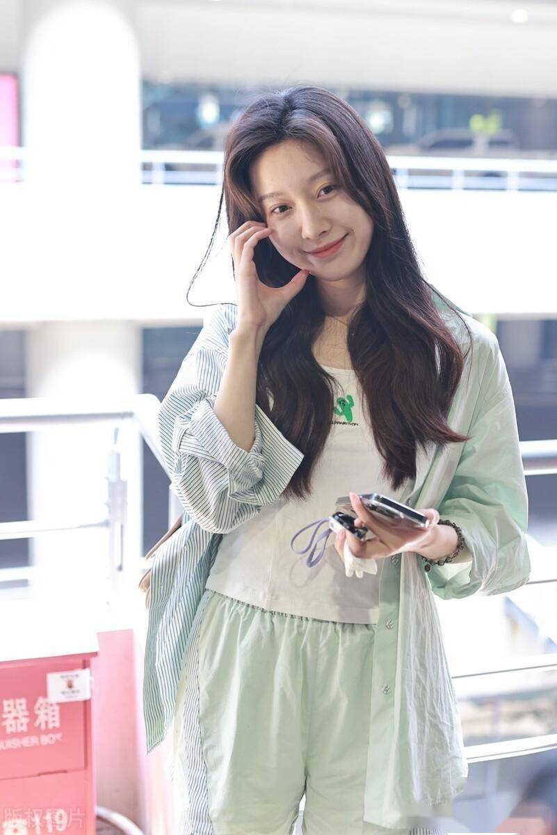 王子璇现身上海机场,清凉装扮时尚亮眼