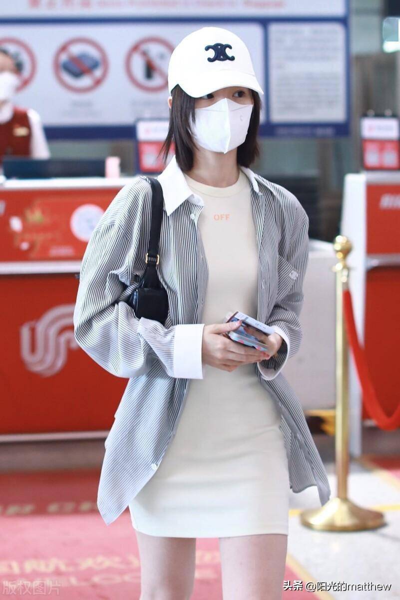 毛晓彤现身北京机场,白色一步裙时尚修身