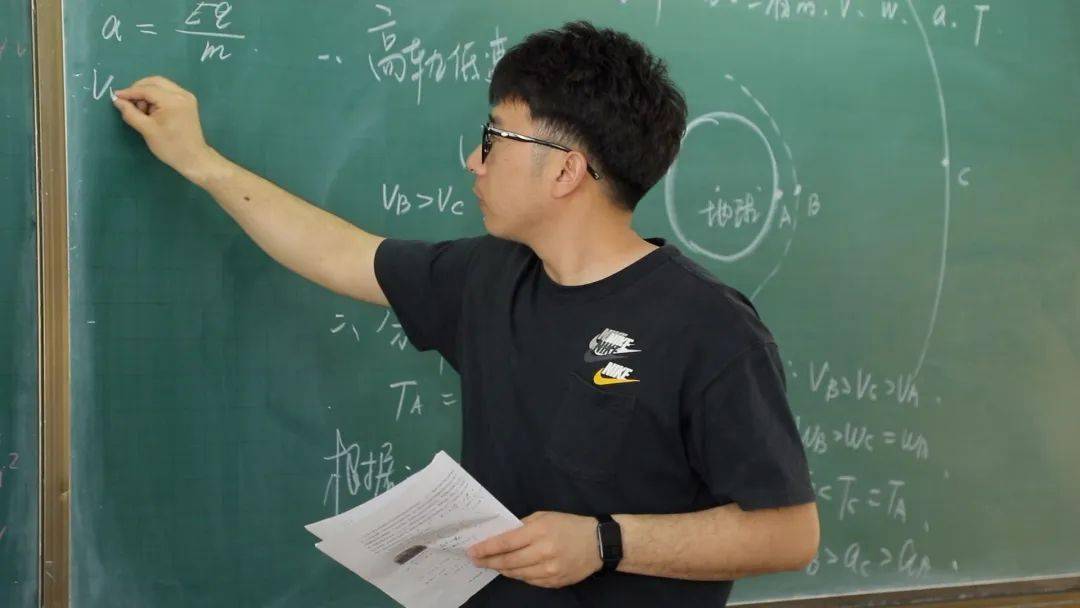 关英良,被同学们亲切的称作老关,他是葛沽一中的一名物理老师,是高三