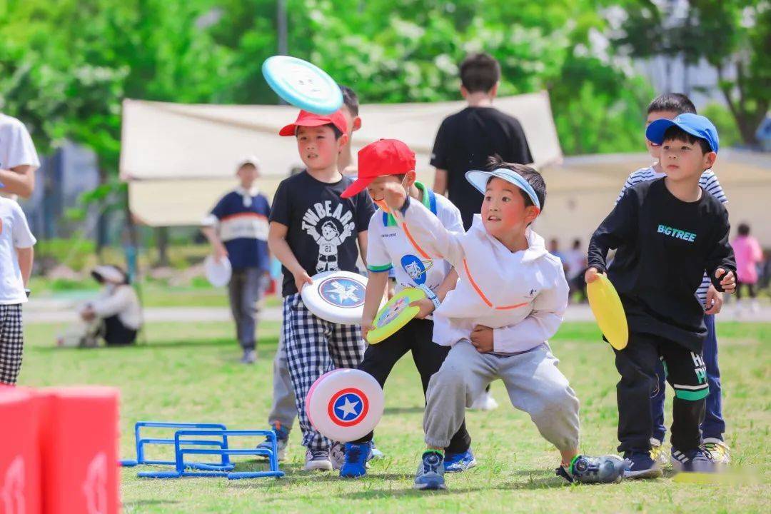 体验一下如何扔飞盘吧和爸爸妈妈一起小记者们赶快热身一下小记者和
