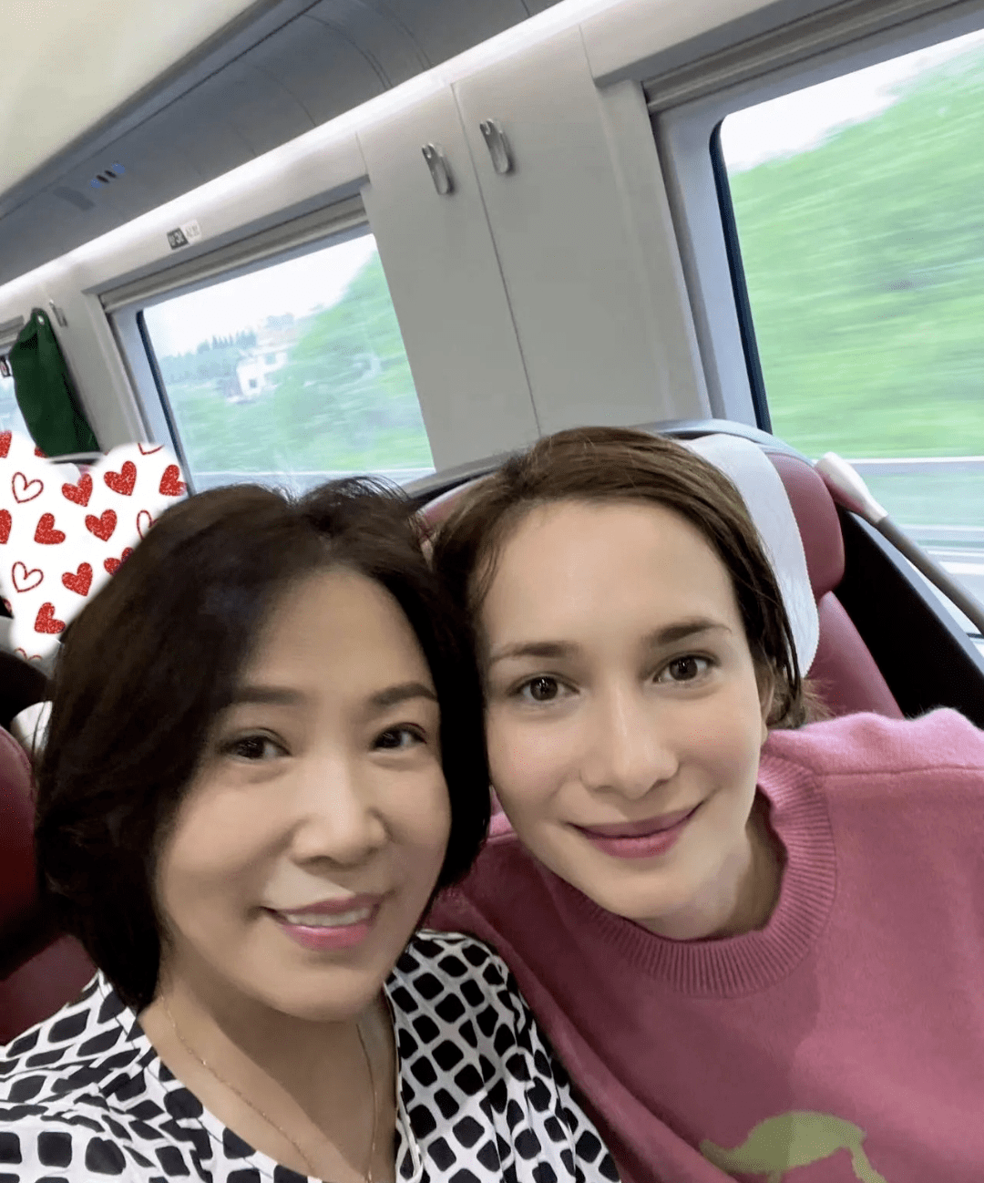 韩庚母亲节甜搂卢靖姗和妈妈,卢靖姗追忆亡母,晒与婆婆温馨同框_婆媳