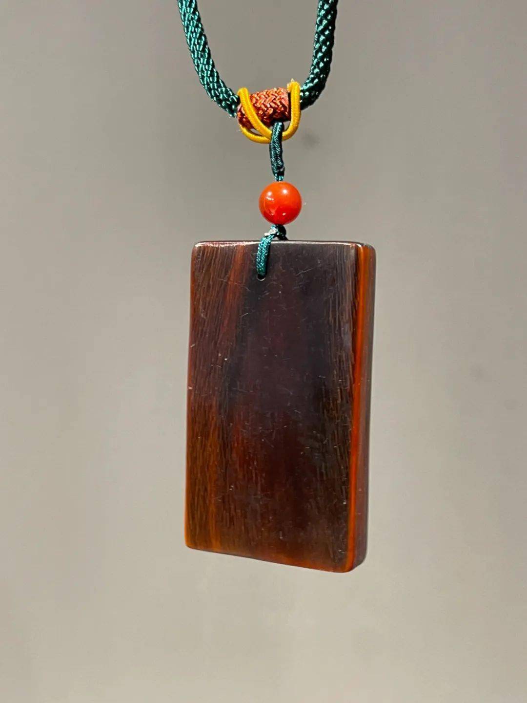 角质剖面之纤维清晰自然,质地特别堅硬,尽显大型牛角之特质