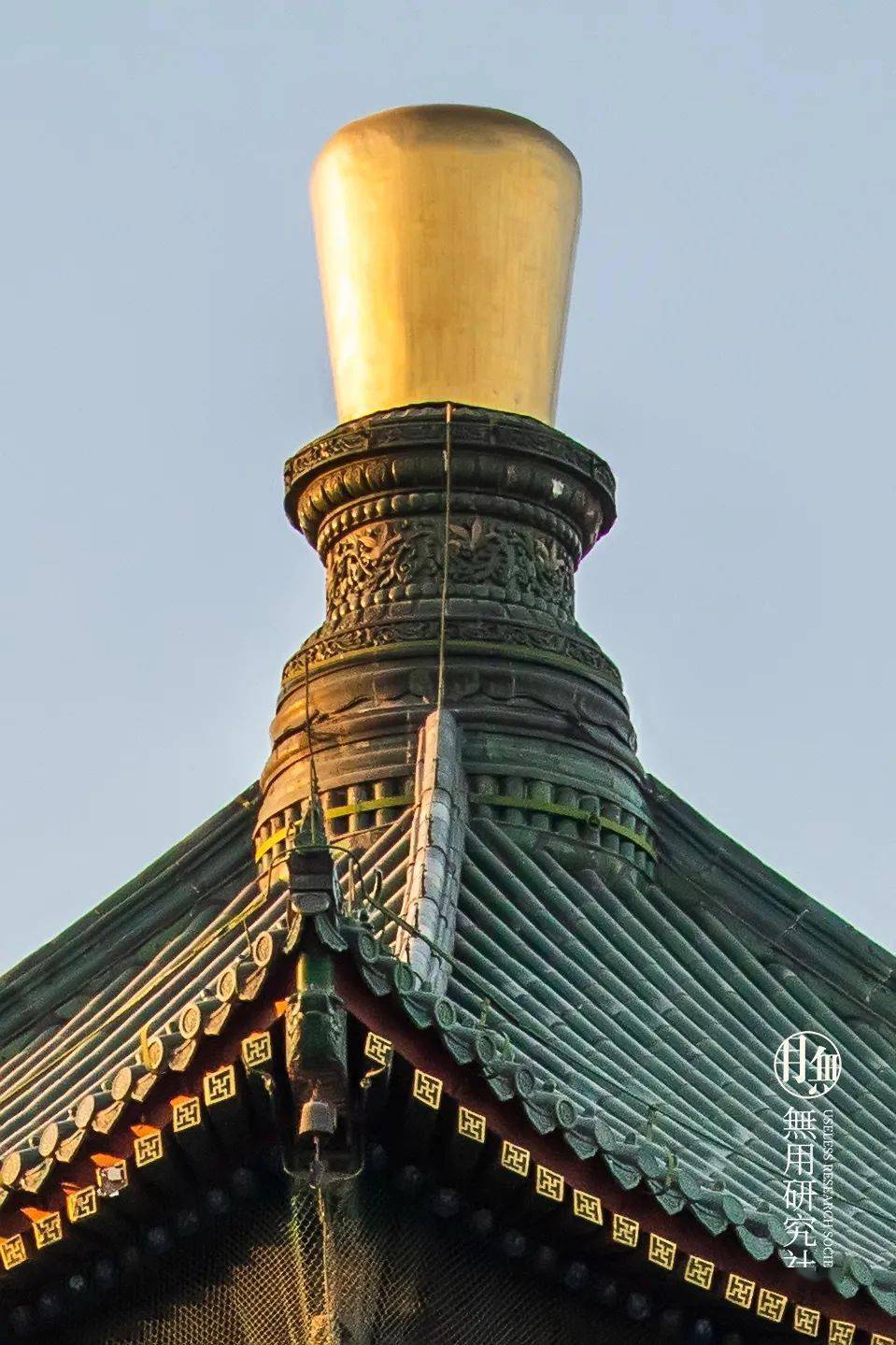 西安鼓楼面扩七间,进深三间,四周置副阶回廊各一间,由基座,楼身和楼顶