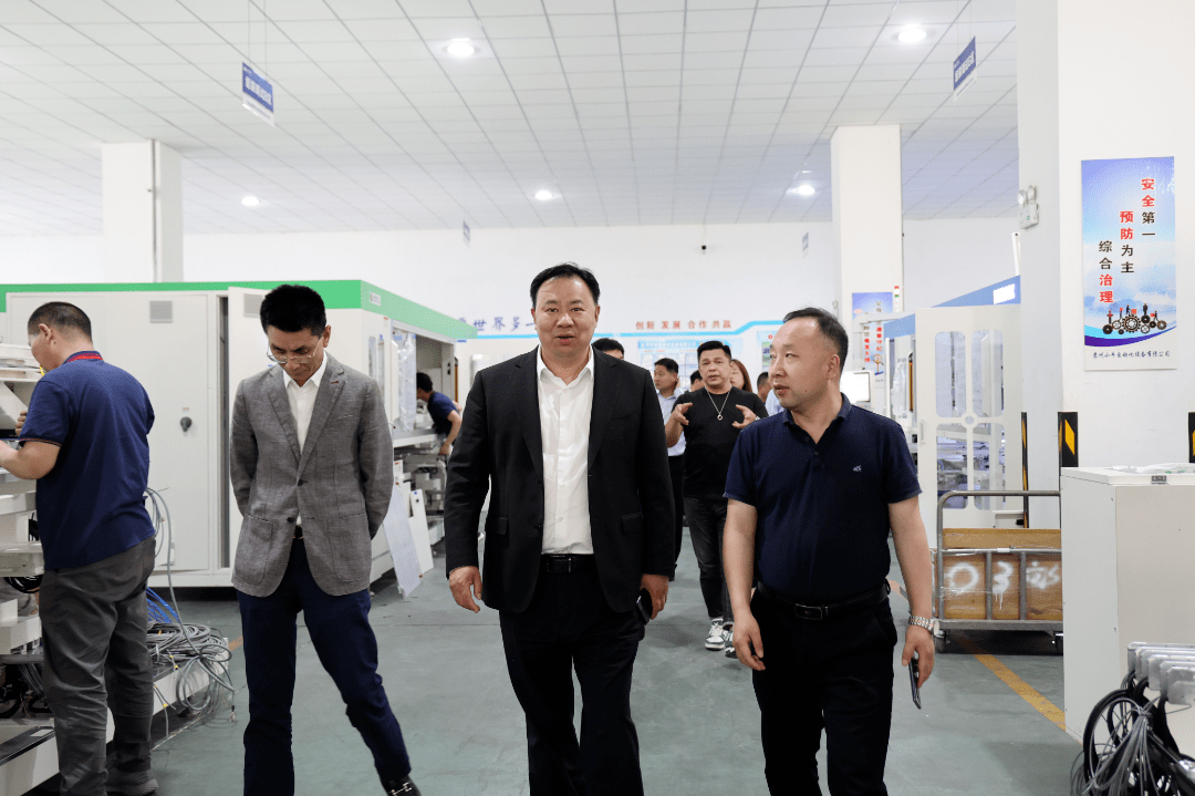 5月8日,镇党委书记蔡建忠带队赴常熟市辛庄镇和太仓港经济技术开发区