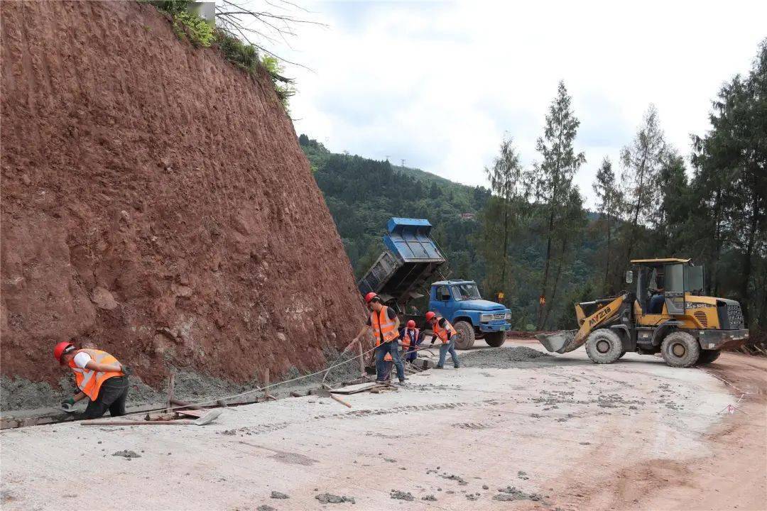 云阳人和街道公路扩宽图片