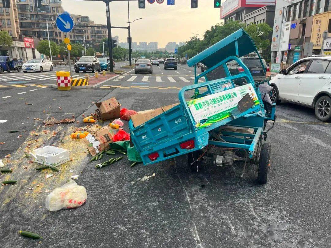 三轮车车祸图片图片