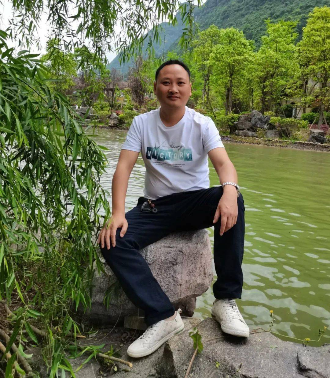 潘洪云,贵州桐梓人,小学教师,遵义市作协会员,闲暇时喜欢用文字装点