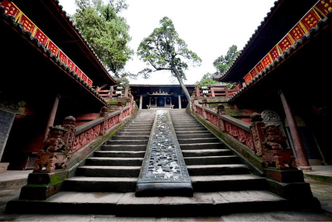 七曲山大庙的魁星楼为清代建筑,通高33.15米.